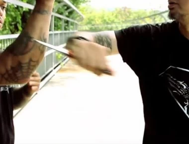 Βίντεο: Ματσέτα εναντίον ραβδιού Κάλι Εσκρίμα στον δρόμο